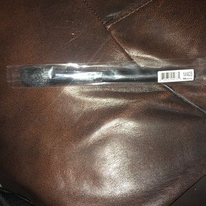 Morphe m403 small chisel blush